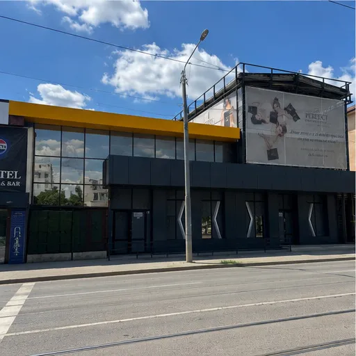 Clădirea văzută din lateral, cu întreaga deschidere stradală către bulevard