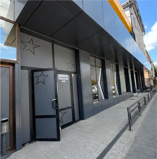 Detaliu al accesului principal, cu panouri Alucobond și vitrine