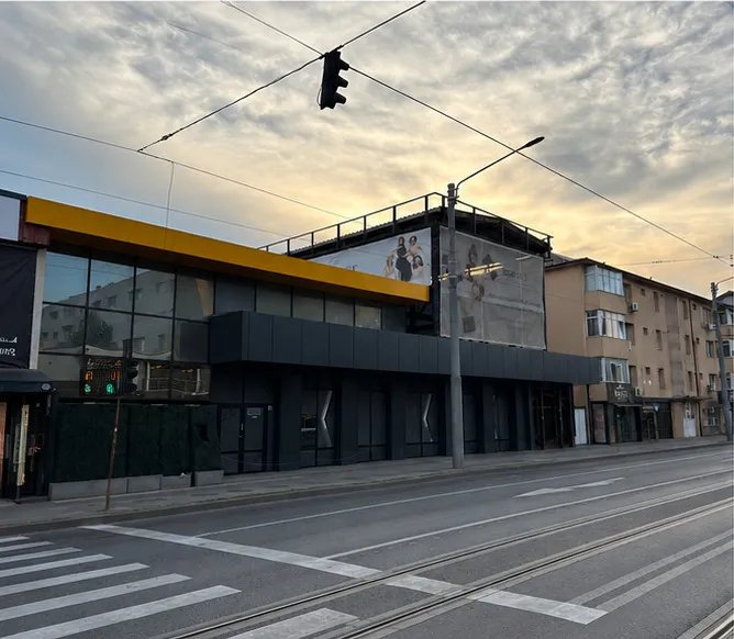 Clădirea văzută la apus, de peste bulevardul cu linii de tramvai