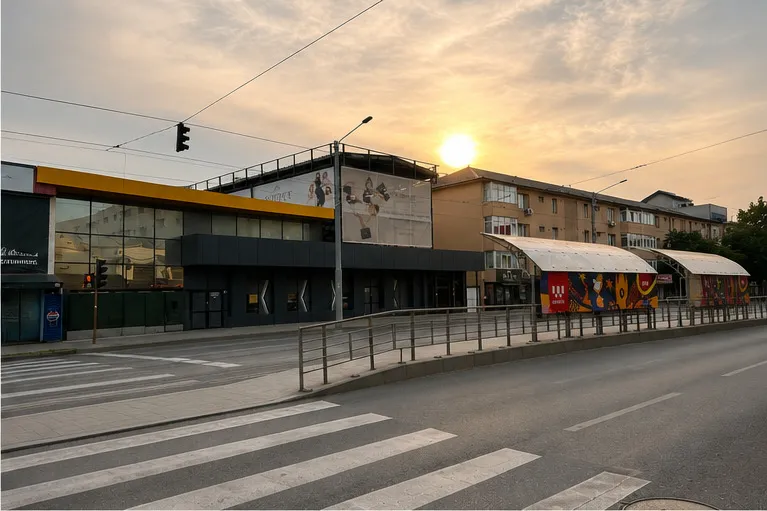 Soarele apunând în spatele clădirii de pe Bd. Tudor Vladimirescu 50, văzut de pe bulevard