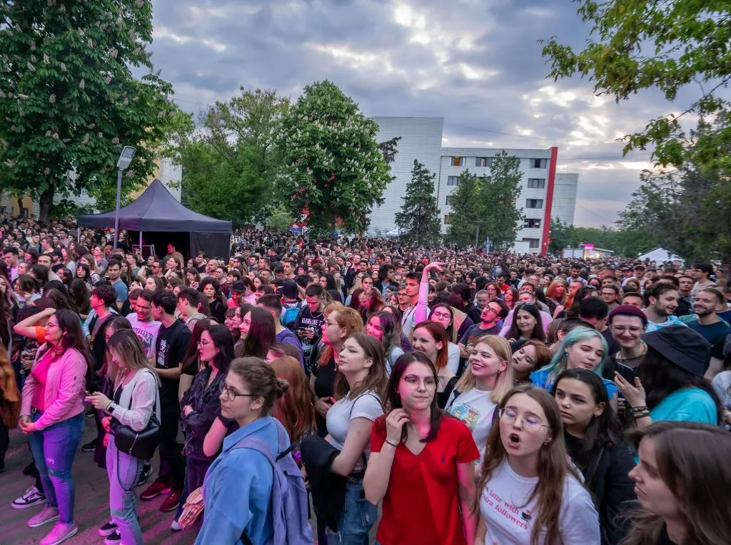 Mulțime de studenți și tineri adunați în campus, în zona căminelor Tudor Vladimirescu, la un eveniment în aer liber