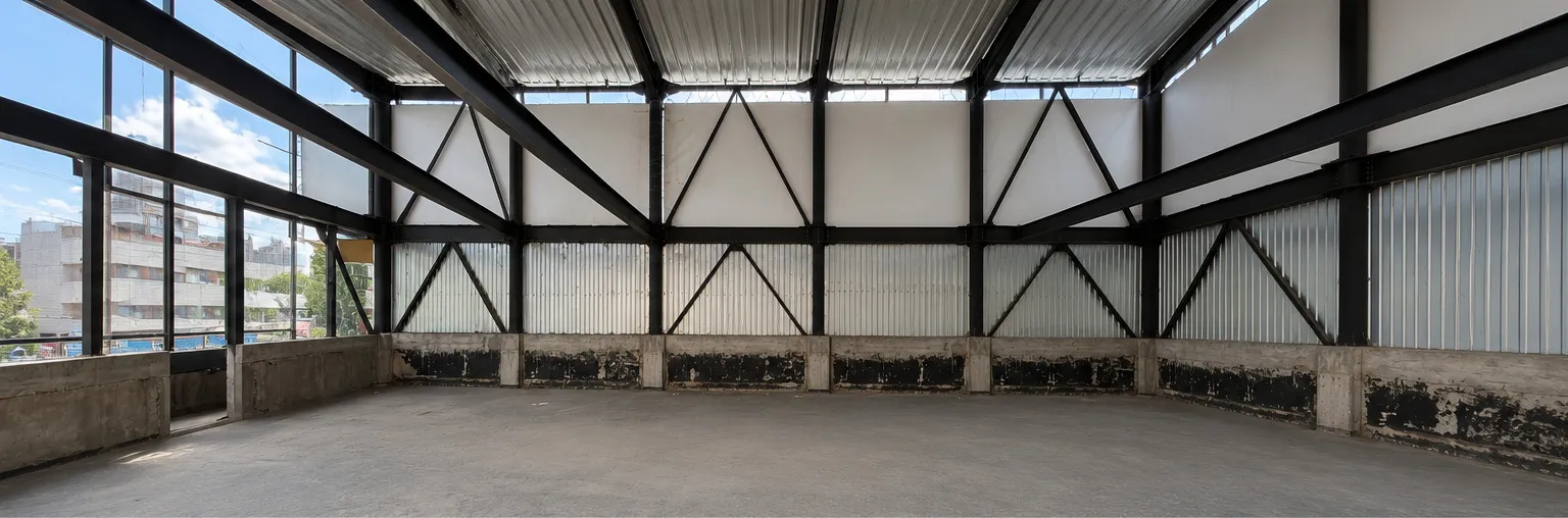 Panoramă a nivelului suplimentar aflat în construcție, cu structura metalică pe toată deschiderea